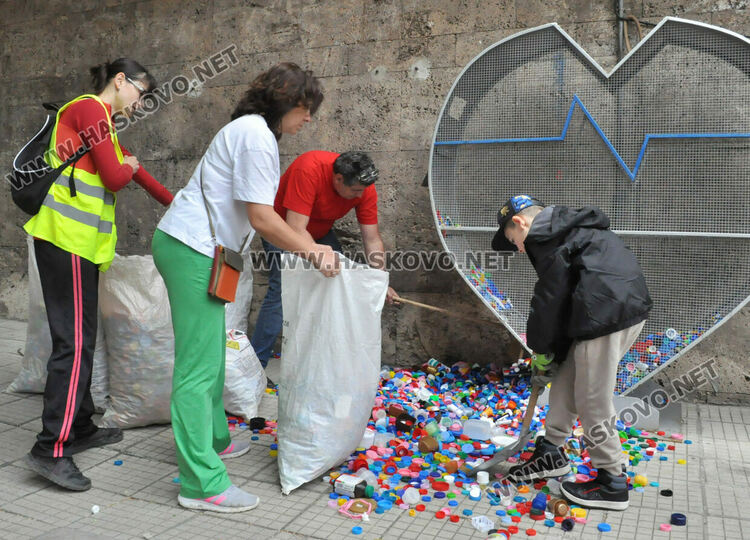 Хасковлии предават капачки и кенчета за закупуване на медицинска апаратура