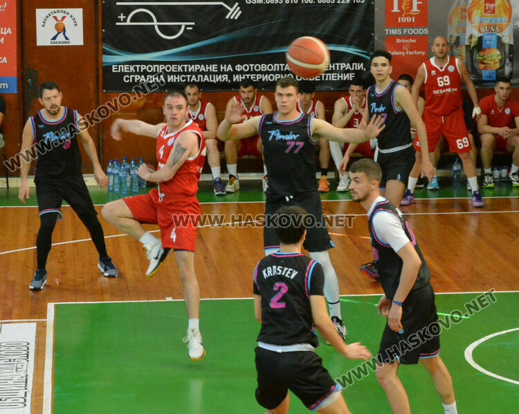 Рутинна победа за „Хасково“ над „Пловдив Мамбас“