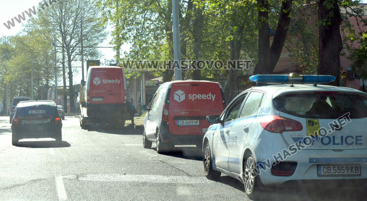 Бус на куриерска фирма и кола катастрофираха край жп гарата в Хасково