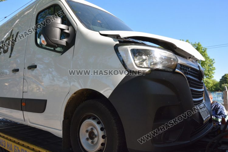 Бус на куриерска фирма и кола катастрофираха край жп гарата в Хасково