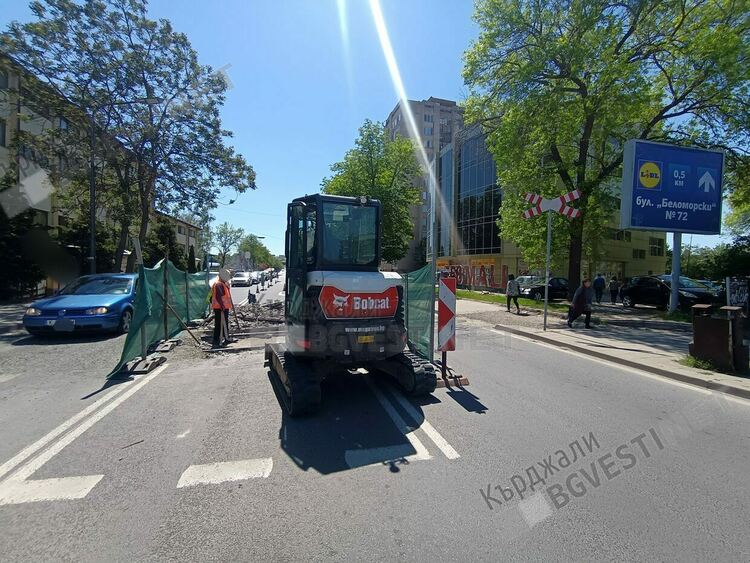 По нареждане на Областното пътно управление в Кърджали премахнаха ненужните релси по бул.”Беломорски”