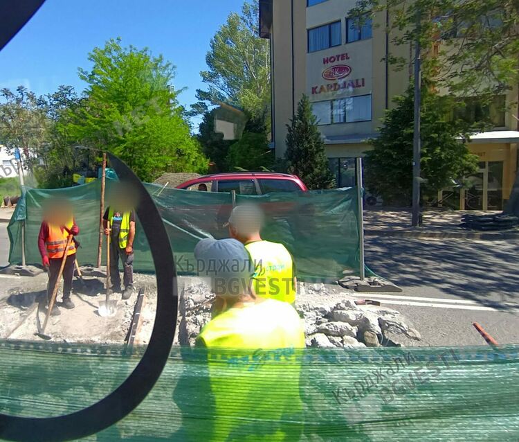 По нареждане на Областното пътно управление в Кърджали премахнаха ненужните релси по бул.”Беломорски”