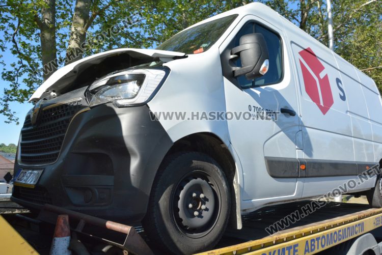 Бус на куриерска фирма и кола катастрофираха край жп гарата в Хасково