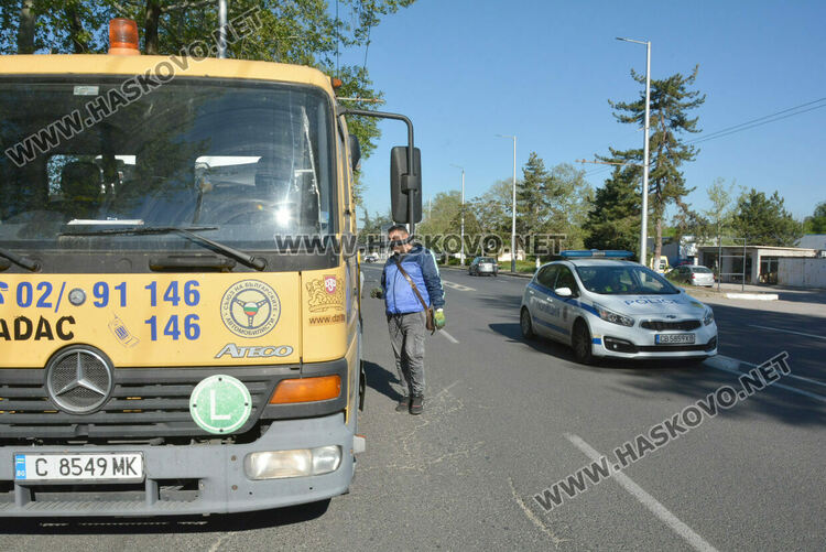 Бус на куриерска фирма и кола катастрофираха край жп гарата в Хасково