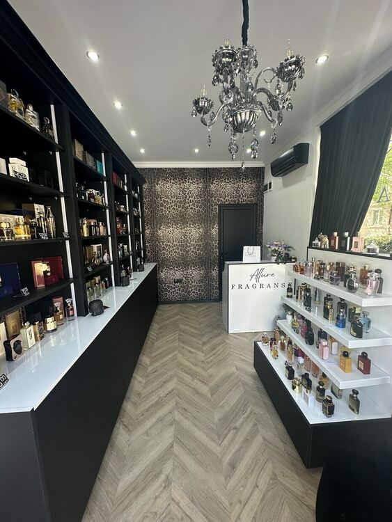 В сърцето на гр. Хасково отвори врати нов магазин, който бързо се превърна в задължителна спирка за любителите на уникални и завладяващи аромати