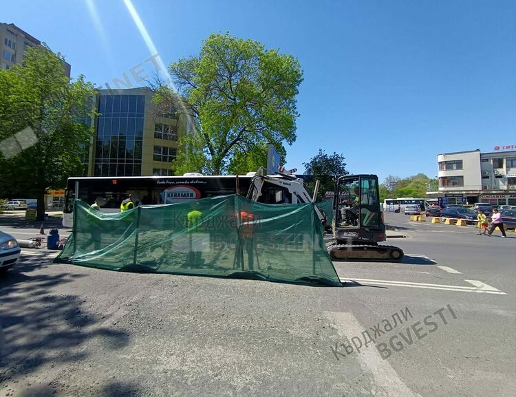 По нареждане на Областното пътно управление в Кърджали премахнаха ненужните релси по бул.”Беломорски”