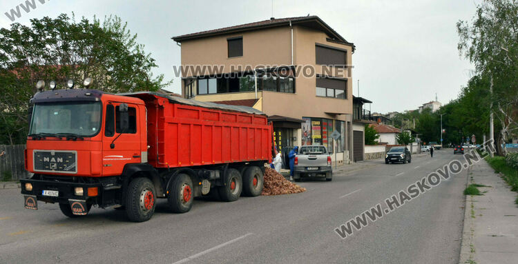 Камион изсипа умрели пилета от фермата с птичи грип в Хасково