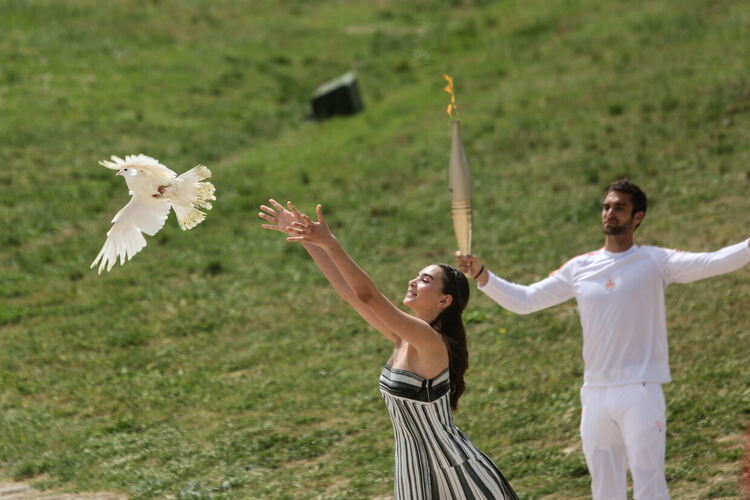 Олимпийският огън лумна с пламък от генералната репетиция