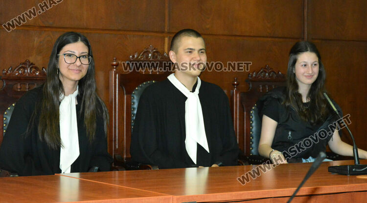 Ученици заеха председателското място в Районен съд – Хасково, запознаха се с конвоирането на задържаните