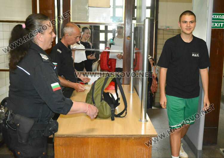 Ученици заеха председателското място в Районен съд – Хасково, запознаха се с конвоирането на задържаните