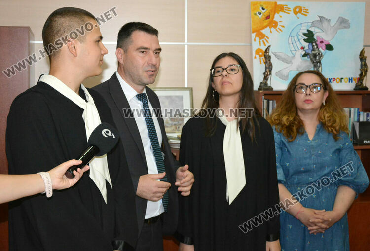 Ученици заеха председателското място в Районен съд – Хасково, запознаха се с конвоирането на задържаните