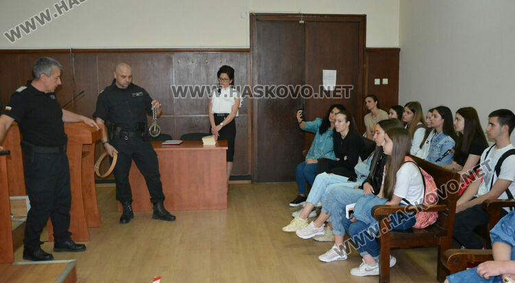 Ученици заеха председателското място в Районен съд – Хасково, запознаха се с конвоирането на задържаните