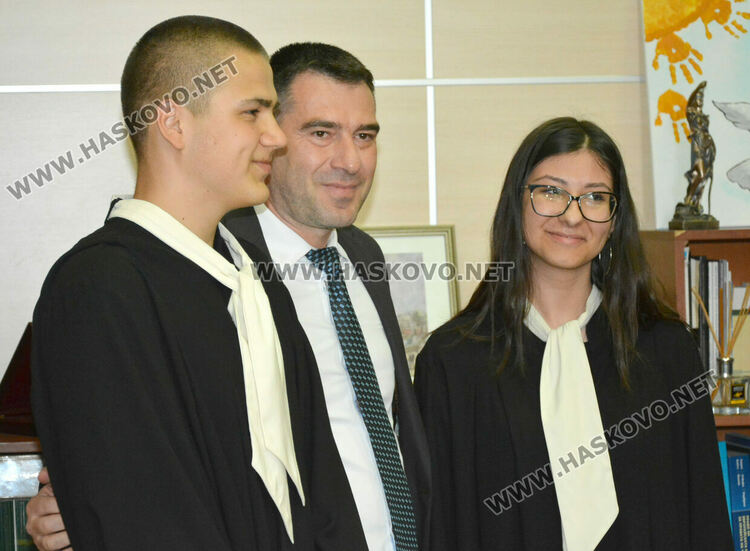 Ученици заеха председателското място в Районен съд – Хасково, запознаха се с конвоирането на задържаните