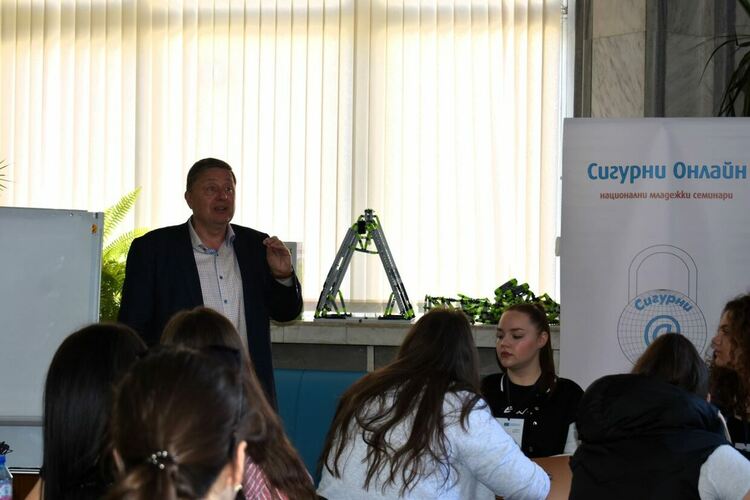 Тийнейджъри се запознаха с онлайн опасностите