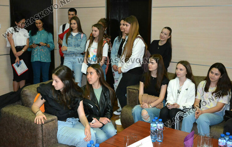 Ученици заеха председателското място в Районен съд – Хасково, запознаха се с конвоирането на задържаните