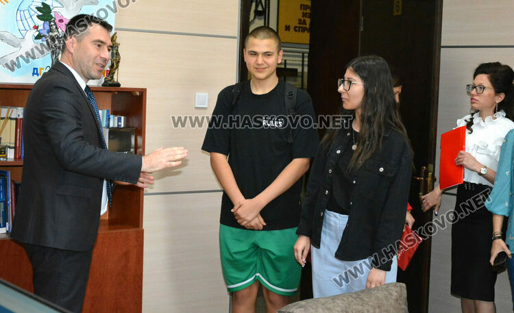 Ученици заеха председателското място в Районен съд – Хасково, запознаха се с конвоирането на задържаните