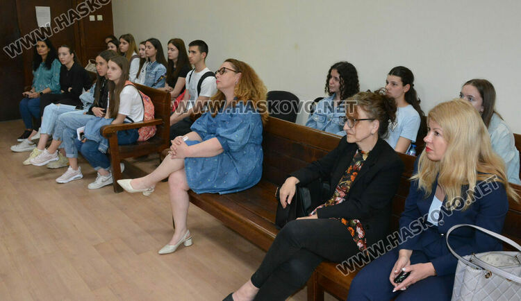 Ученици заеха председателското място в Районен съд – Хасково, запознаха се с конвоирането на задържаните