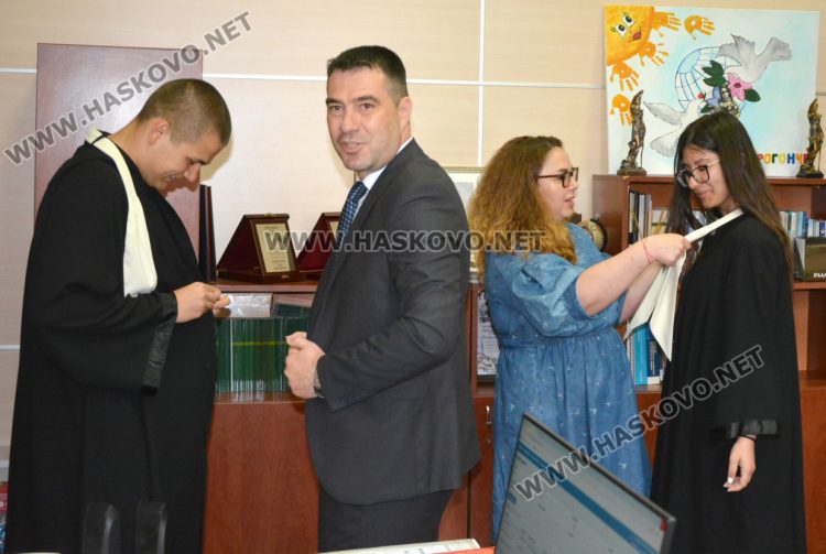 Ученици заеха председателското място в Районен съд – Хасково, запознаха се с конвоирането на задържаните