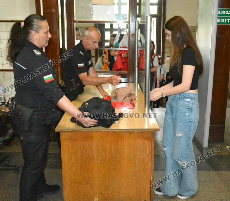 Ученици заеха председателското място в Районен съд – Хасково, запознаха се с конвоирането на задържаните