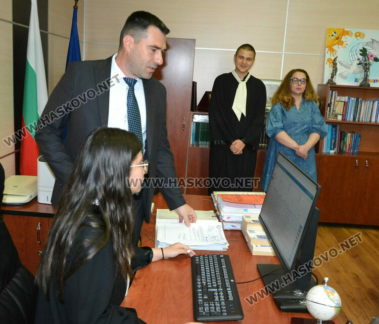 Ученици заеха председателското място в Районен съд – Хасково, запознаха се с конвоирането на задържаните