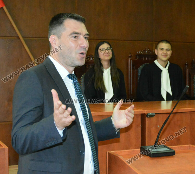 Ученици заеха председателското място в Районен съд – Хасково, запознаха се с конвоирането на задържаните