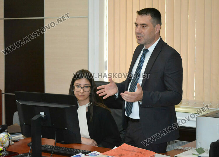 Ученици заеха председателското място в Районен съд – Хасково, запознаха се с конвоирането на задържаните