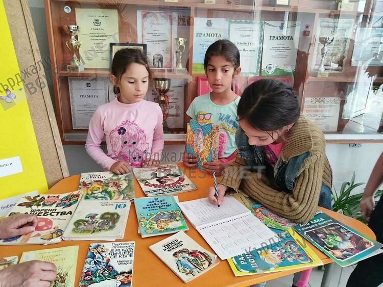 Седмица на детската книга в ОУ”П.К.Яворов”,училището посрещна децата с Подвижна библиотека