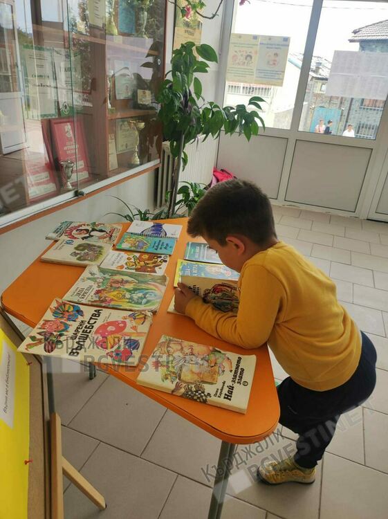 Седмица на детската книга в ОУ”П.К.Яворов”,училището посрещна децата с Подвижна библиотека