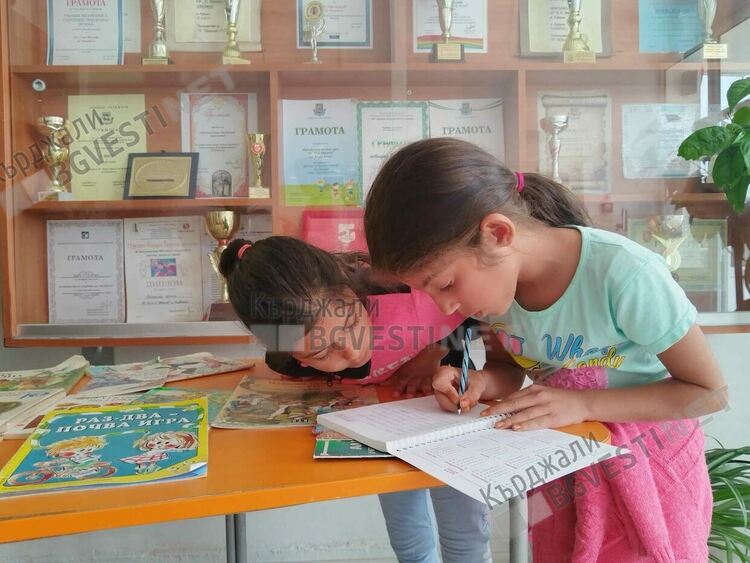 Седмица на детската книга в ОУ”П.К.Яворов”,училището посрещна децата с Подвижна библиотека