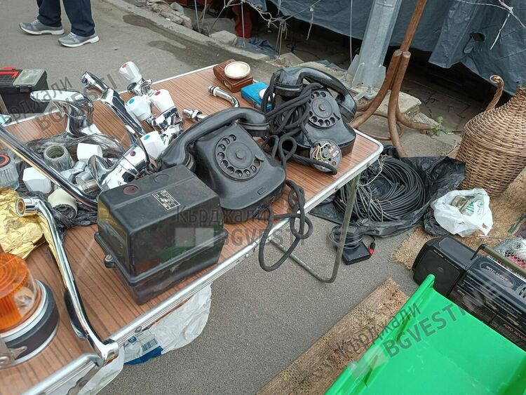   Телефони от времето на Априлският пленум на БКП се предлагат на битака в Кърджали, по тях партийни секретари давали нареждания