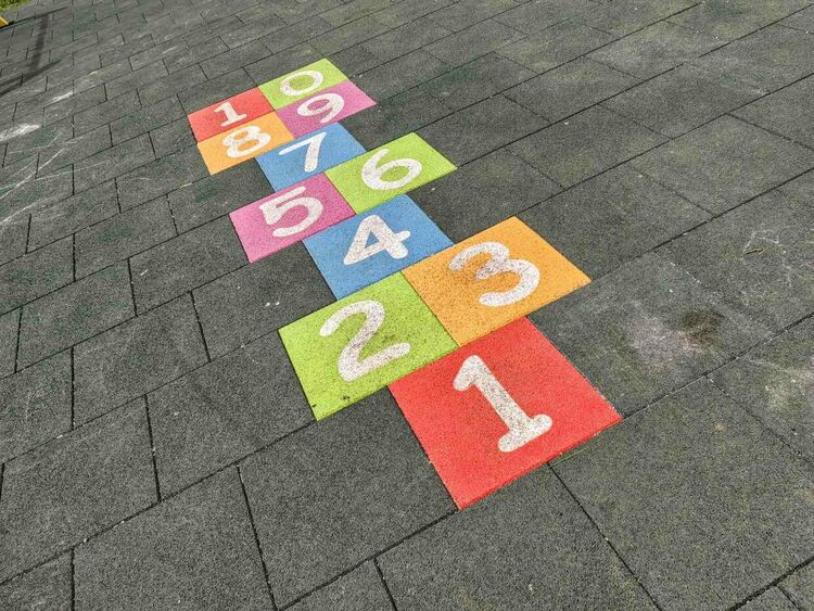 Две нови детски площадки и първите две площадки за свободно разхождане на домашни любимци бяха изградени в Перник