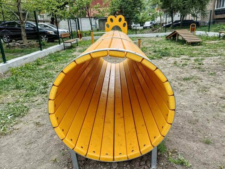 Две нови детски площадки и първите две площадки за свободно разхождане на домашни любимци бяха изградени в Перник