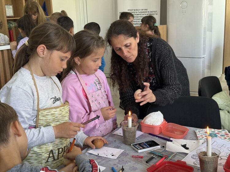 Десетки деца се включиха в работилницата за писани яйца в ТИЦ