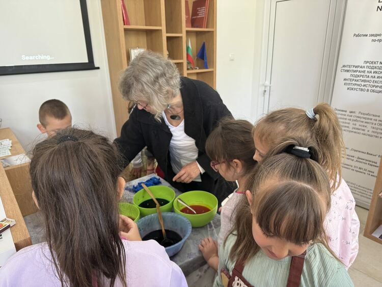 Десетки деца се включиха в работилницата за писани яйца в ТИЦ