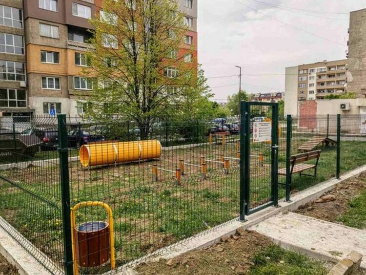 Две нови детски площадки и първите две площадки за свободно разхождане на домашни любимци бяха изградени в Перник