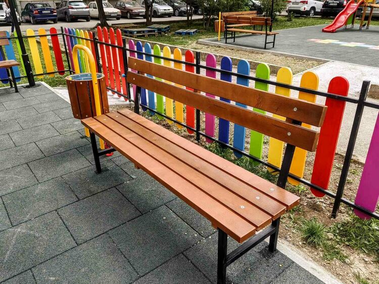 Две нови детски площадки и първите две площадки за свободно разхождане на домашни любимци бяха изградени в Перник