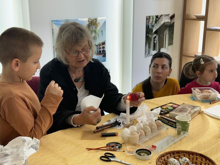 Десетки деца се включиха в работилницата за писани яйца в ТИЦ