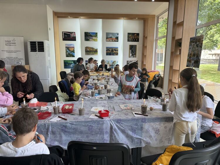 Десетки деца се включиха в работилницата за писани яйца в ТИЦ