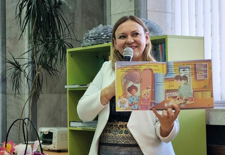 Представиха книгата "Медени ръце" по интересен и вкусен начин в Асеновград