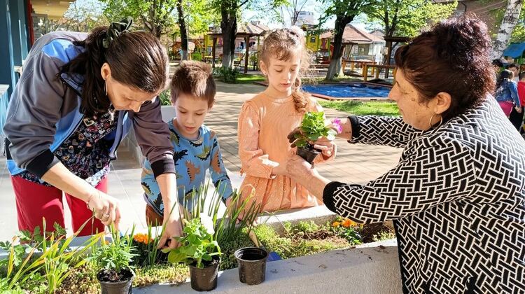 Ученици, деца и учители заедно засаждаха цветя в дворове на детски градини и училища