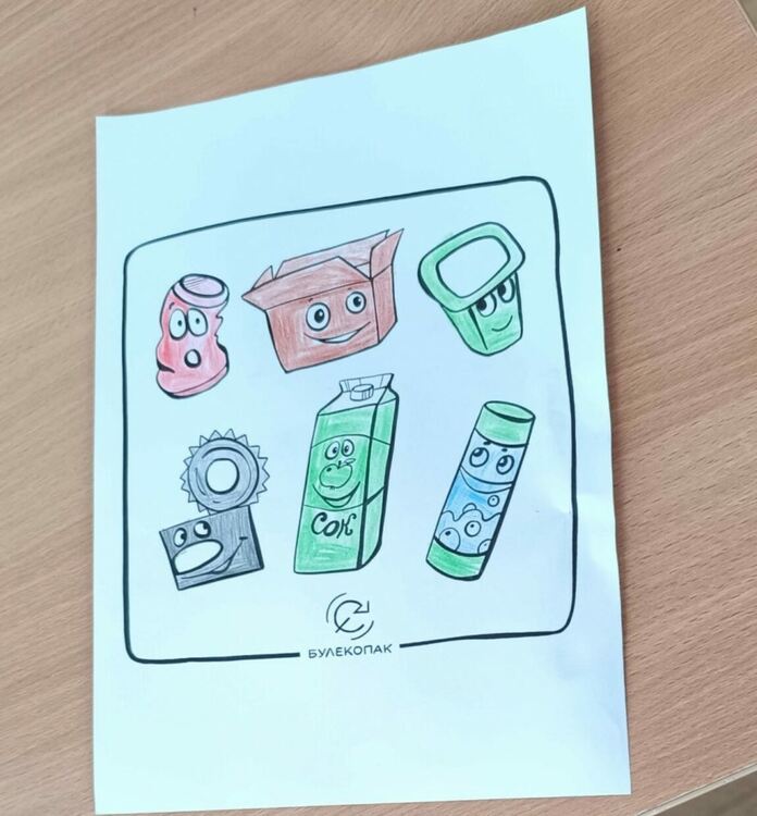 Ученици, деца и учители заедно засаждаха цветя в дворове на детски градини и училища