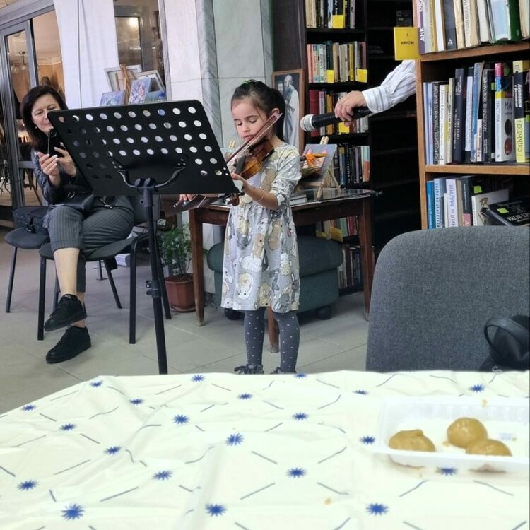Представиха книгата "Медени ръце" по интересен и вкусен начин в Асеновград