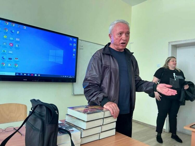 "Гордея се че съм български писател"-Светозар Казанджиев гостува на паисиевци в Кърджали