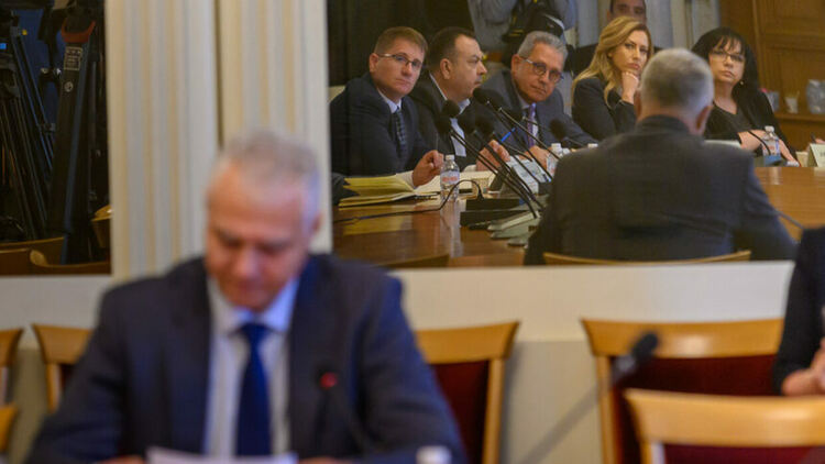 Защо ДАНС, вместо да залови на 3 април Коцев, Банкова и заместника й, докато получават подкупи, вдига патардия предварително и прави акция с антикорупционната комисия?  На снимката: Временната парламентарна комисия за проучване на корупцията и контрабандните канали в митниците и евентуалната роля на Асен Василев в тях изслушва директора на ДАНС Пламен Тончев.