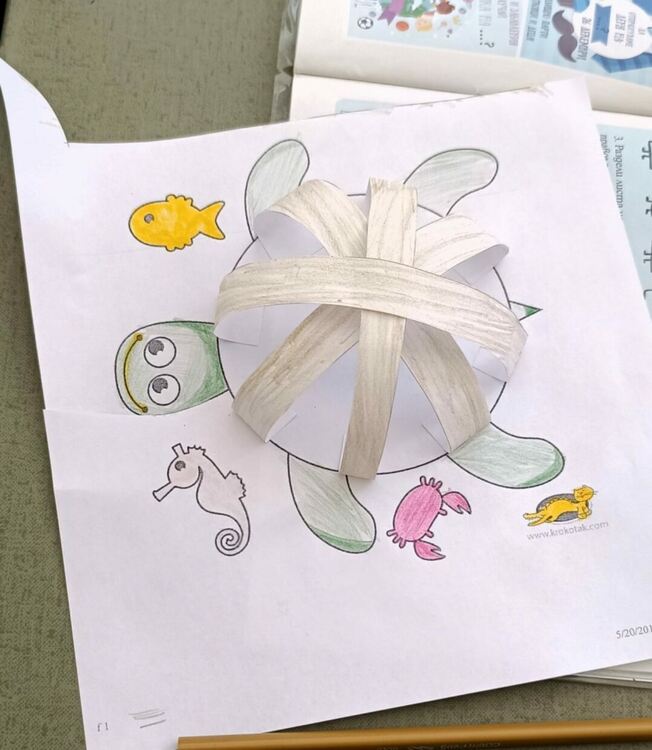 Ученици, деца и учители заедно засаждаха цветя в дворове на детски градини и училища