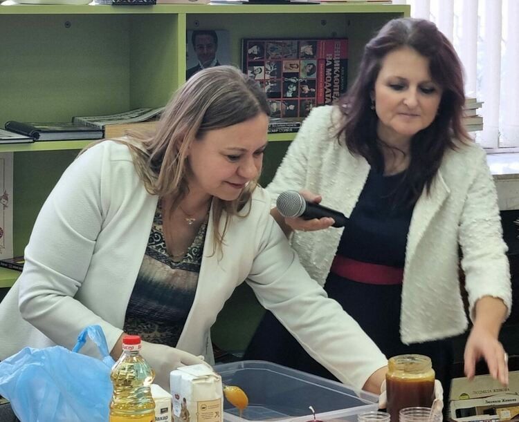 Представиха книгата "Медени ръце" по интересен и вкусен начин в Асеновград