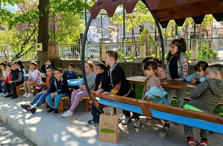 Ученици, деца и учители заедно засаждаха цветя в дворове на детски градини и училища