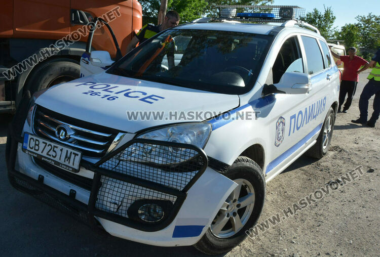 Млад водач за малко да се блъсне в патрулка, бута и ругае полицаи