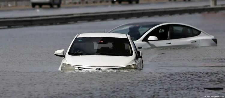 Рекордни дъждове превърнаха улиците на Дубай в реки