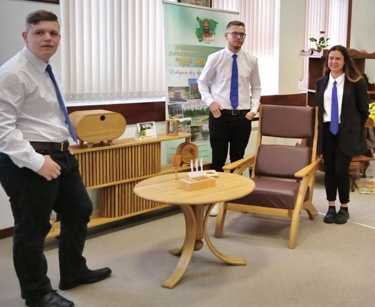 Ученици от ПГДС в Хасково с първо място за стилни мебели в национално състезание